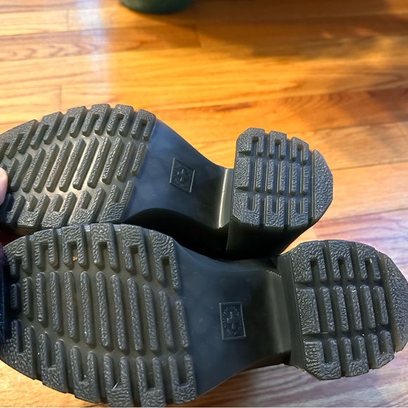 Dr. Marten’s Spence Chelsea Heels Size 7 (fit like 8) - Picture 4 of 4